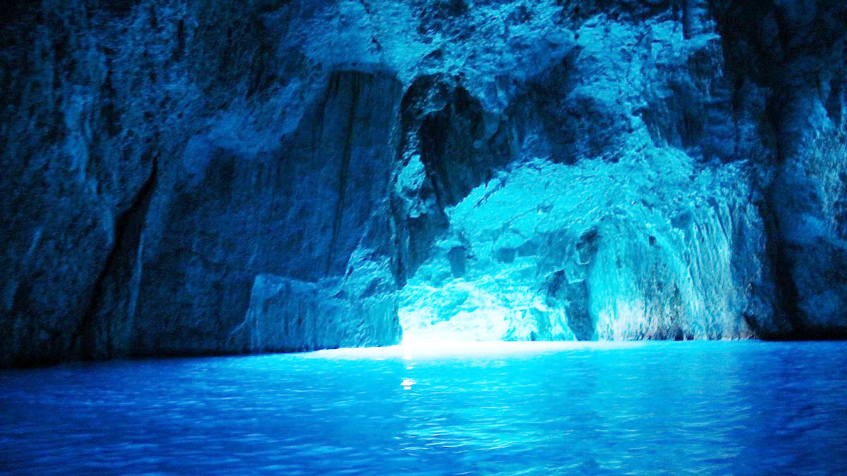 沖縄県の石垣島 青の洞窟